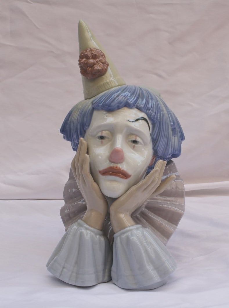 Lladro Clown Statue from Bob and Dolores Hope Collection: Lladro Clown Statue from Bob and Dolores Hope Collection This exquisite hand-painted Lladro statue features a delightful clown design, originating from the esteemed collection of Bob and Dolores Hope.