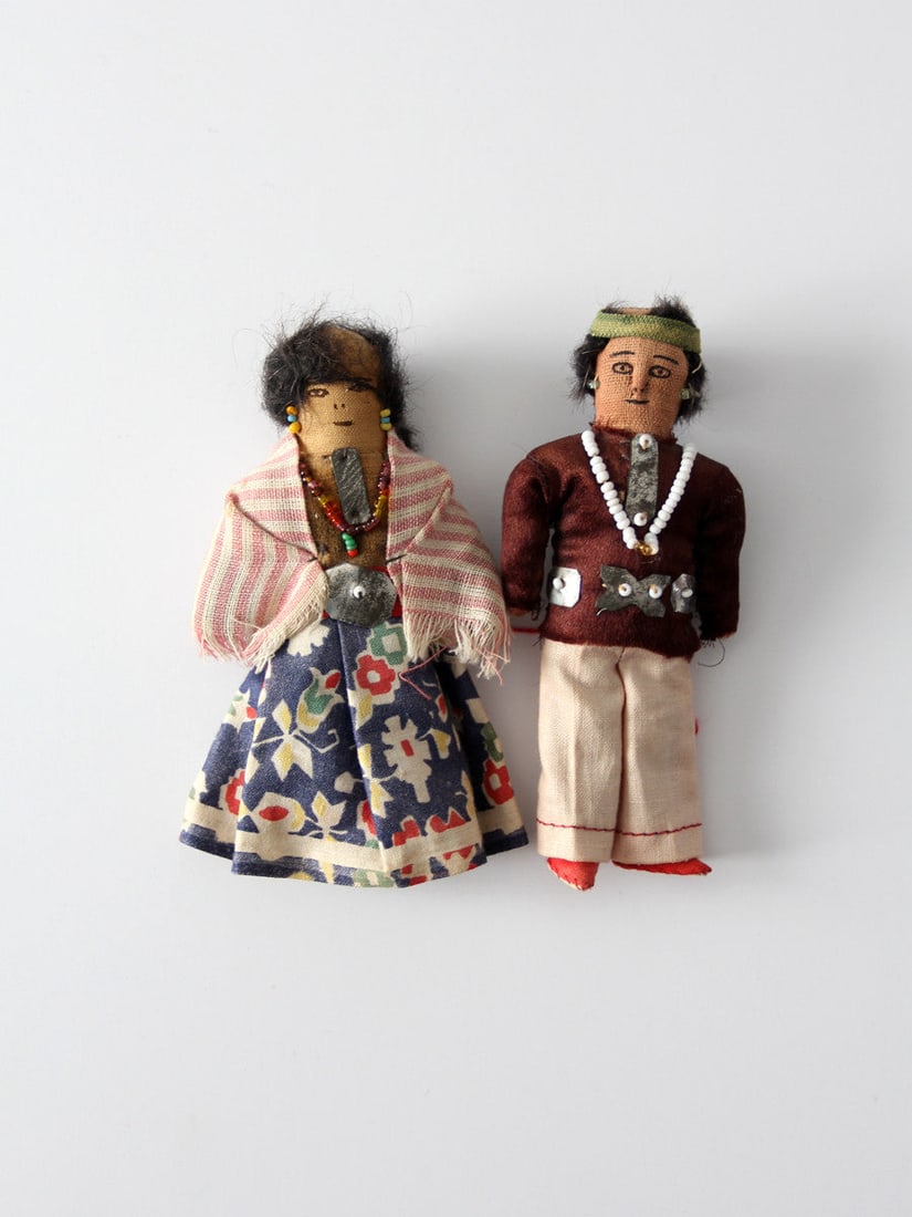 Vintage Navajo Doll Set of 2 with Beaded Jewelry: Vintage Navajo Doll Set of 2 with Beaded Jewelry This vintage Native American doll pair features intricately designed Navajo dolls, showcasing a painted cloth face and adorned in clothing made of cott
