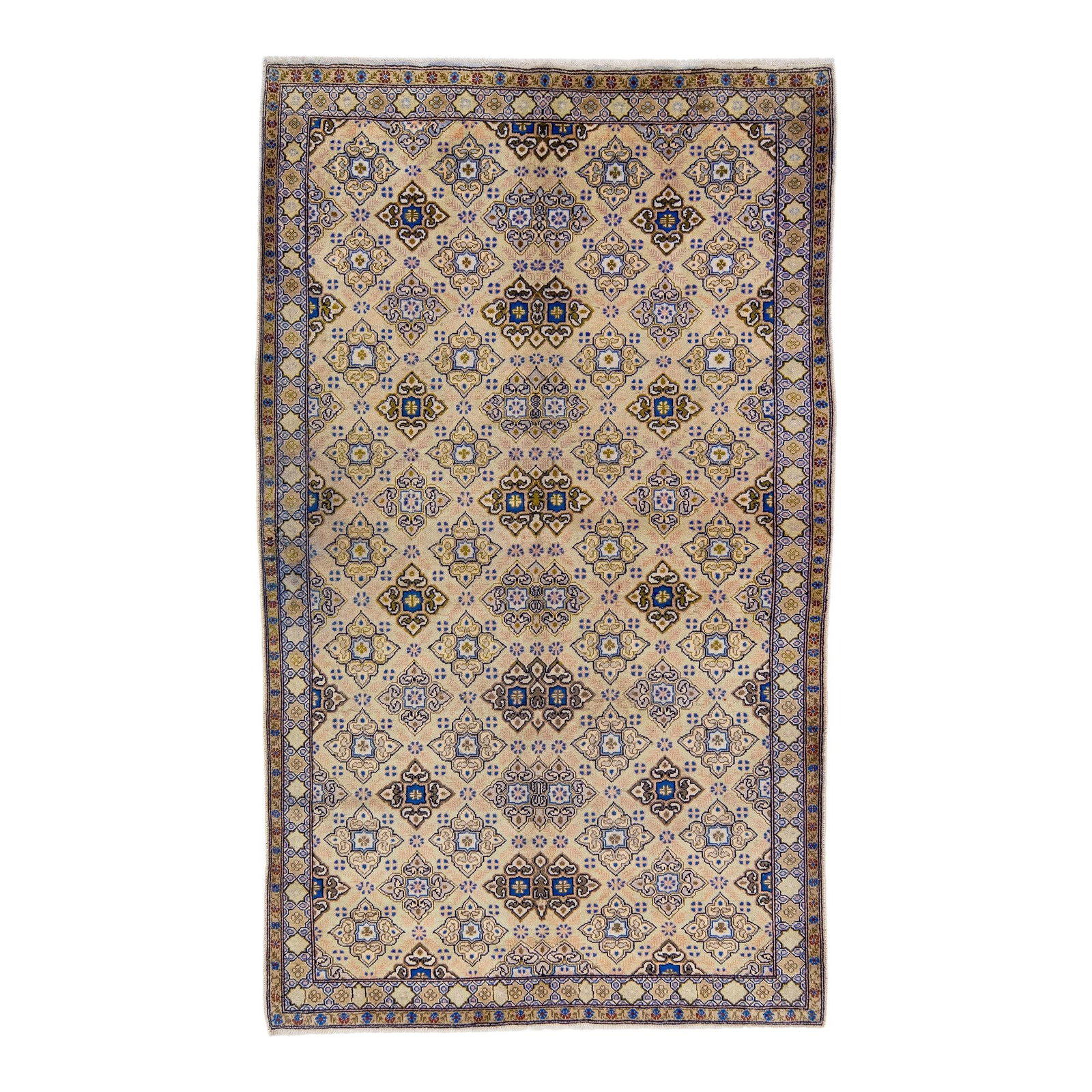 1960s Persian Kashan Handmade Wool Rug Tan Floral Design 4'10 X 8'1: 1960s Persian Kashan Handmade Wool Rug Tan Floral Design 4'10 X 8'1 Enhance your space with this exquisite 1960s Vintage Persian Kashan handmade wool rug. Featuring a stunning tan field, this hand-kno