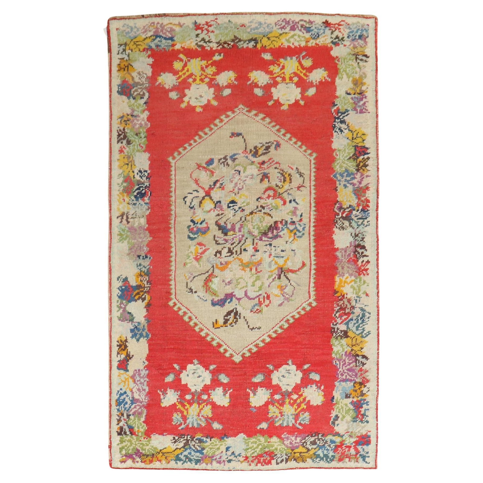 Vintage 20th Century Red Turkish Ghiordes Hand-Woven Accent Rug: Vintage 20th Century Red Turkish Ghiordes Hand-Woven Accent Rug This stunning 20th Century Turkish Accent Rug features a vibrant bright red color, embodying the rich tradition of Ghiordes craftsmanshi