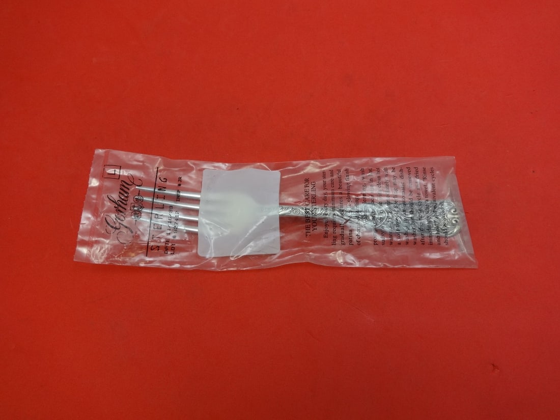 Gorham Saint Cloud Sterling Silver Regular Fork 6 3/4 Inch Unused: Gorham Saint Cloud Sterling Silver Regular Fork 6 3/4 Inch Unused This exquisite regular fork, measuring 6 3/4 inches, features the elegant Saint Cloud pattern by Gorham, crafted from high-quality ste