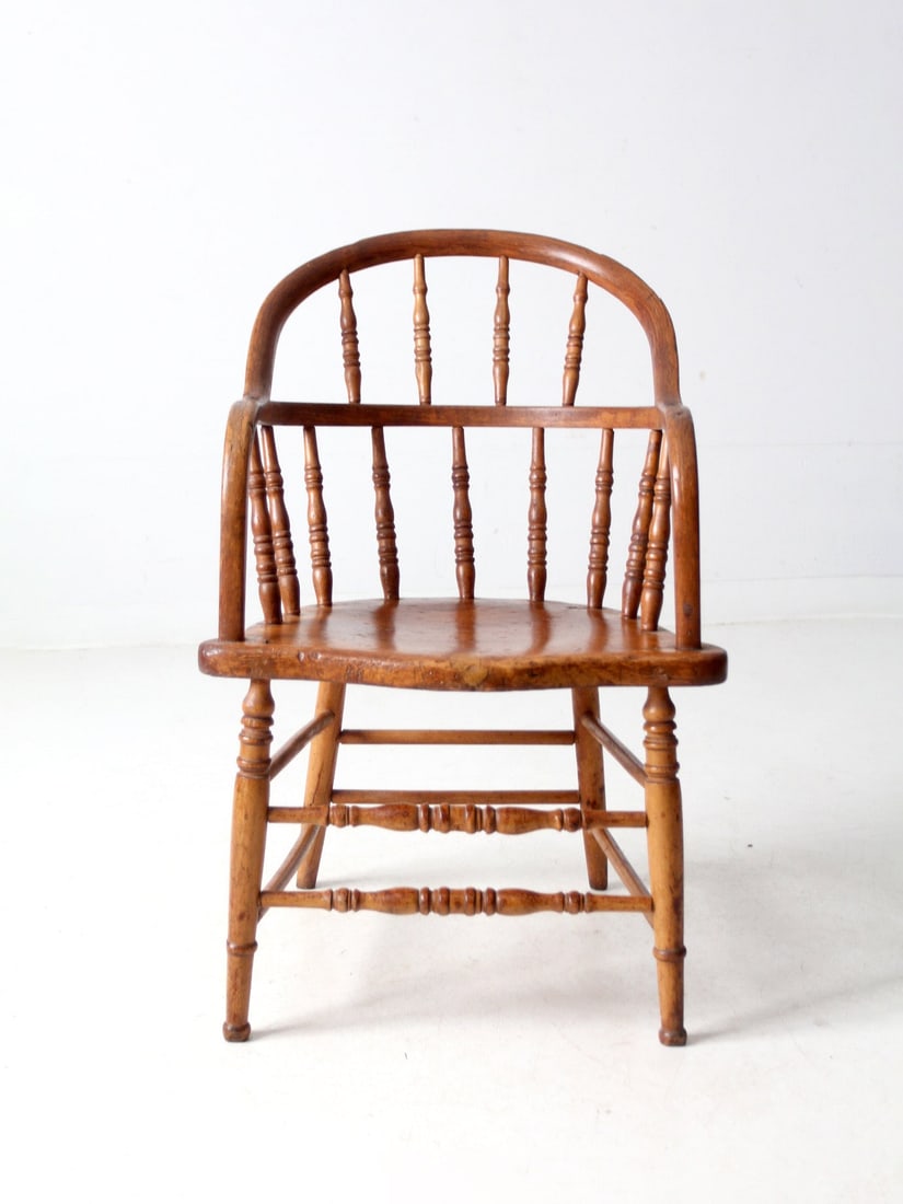 Vintage Antique Windsor Captain's Chair with Honey Finish: Vintage Antique Windsor Captain's Chair with Honey Finish This Antique Windsor Captain's Chair showcases a classic spindle back and elegantly turned legs, all finished in a warm honey tone. Its versat