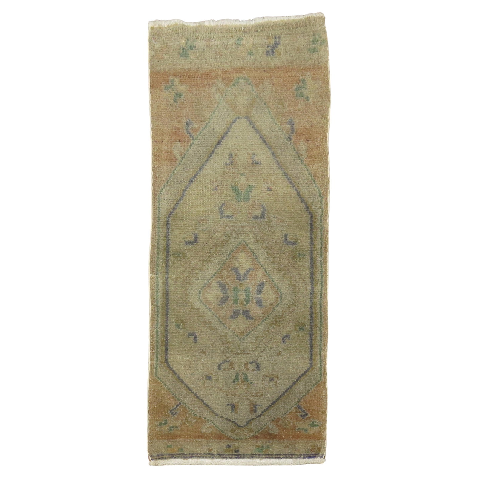 Vintage Zabihi Collection Hand-Knotted Turkish Yastik Rug 18 x 38 in: Vintage Zabihi Collection Hand-Knotted Turkish Yastik Rug 18 x 38 in Discover the charm of the Zabihi Collection Neutral Turkish Yastik Rug, a vintage piece that embodies the elegance of 20th-century 