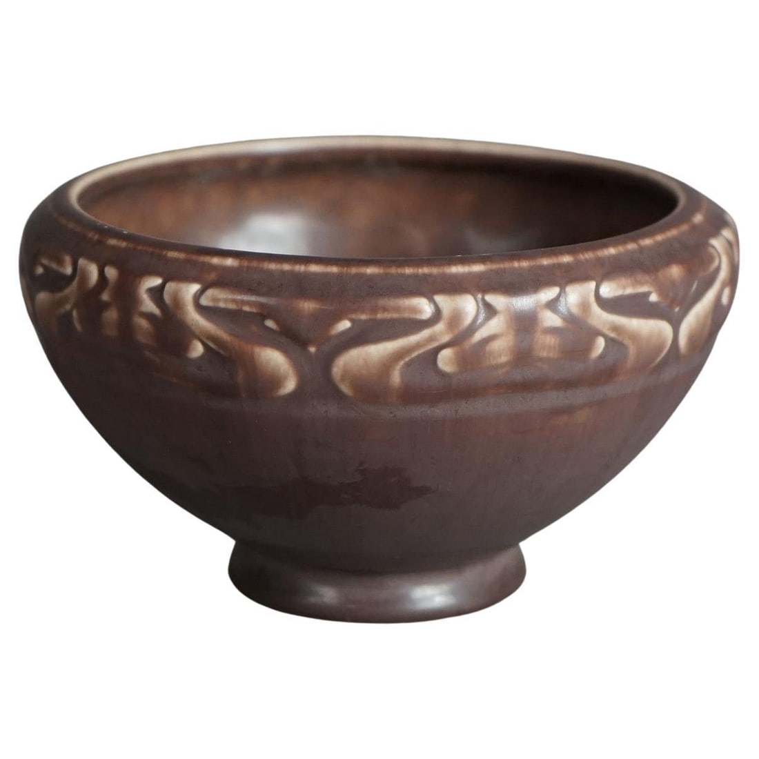 1921 Rookwood Arts and Crafts Pottery Bowl Antique: 1921 Rookwood Arts and Crafts Pottery Bowl Antique This exquisite antique Arts and Crafts bowl, crafted by Rookwood in 1921, showcases a distinctive tapered form adorned with a stylized foliate band. 