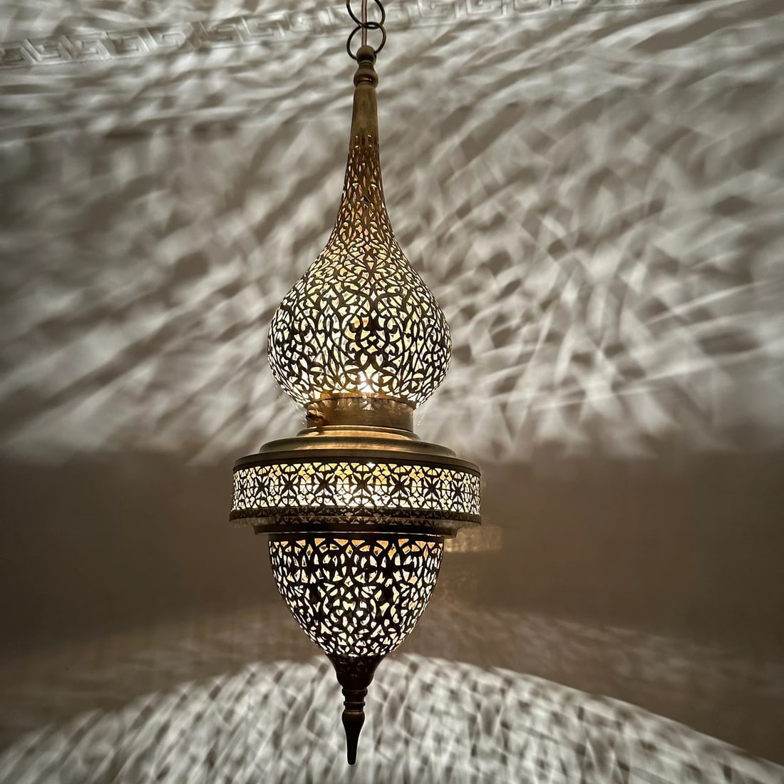 Handmade brass Moroccan pendant lamp with bulb: Handmade brass Moroccan pendant lamp with bulb This handmade Moroccan brass pendant light is meticulously crafted by skilled artisans in Marrakech. Featuring intricate hand-pierced engravings inspired