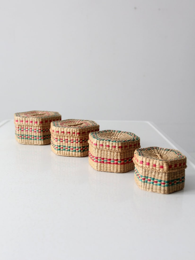 Vintage Sweetgrass Nesting Baskets Set of 4 Red Green Pattern: Vintage Sweetgrass Nesting Baskets Set of 4 Red Green Pattern This charming set of four vintage sweetgrass nesting baskets showcases a beautiful red and green pattern, meticulously hand-woven for a na