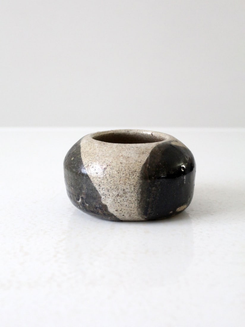 Signed Vintage Studio Pottery Bowl Speckled Cream Black Glaze: Signed Vintage Studio Pottery Bowl Speckled Cream Black Glaze This vintage studio pottery bowl showcases the unique craftsmanship of the artist, featuring a handmade ceramic design with a speckled cre