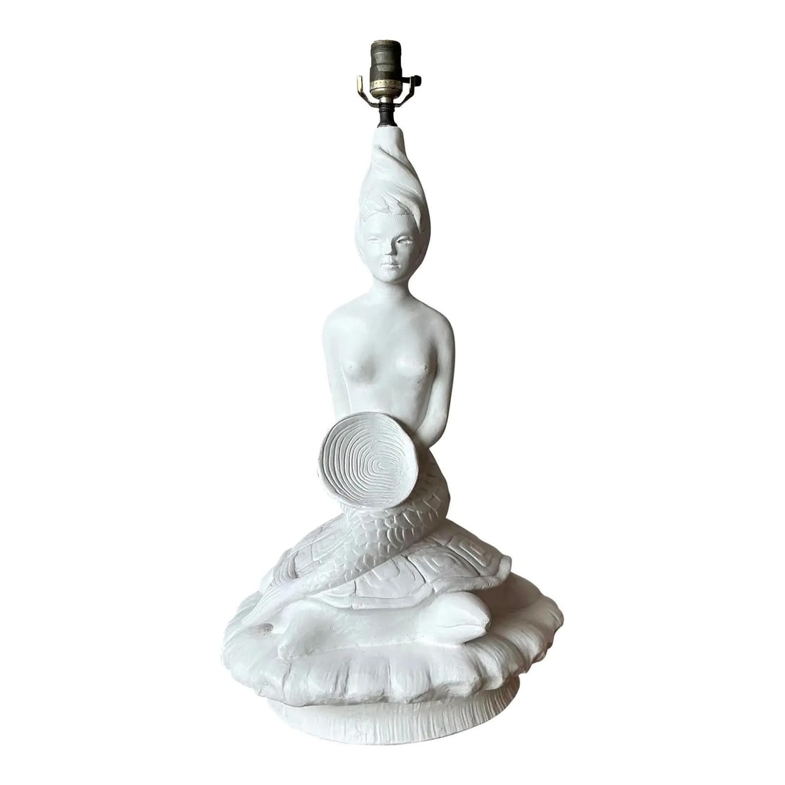 Midcentury White Plaster Mermaid Table Lamp Hollywood Regency Coastal Style: Midcentury White Plaster Mermaid Table Lamp Hollywood Regency Coastal Style This vintage table lamp features a striking Mid-Century Modern mermaid sculpture as its base, crafted in matte white plaster