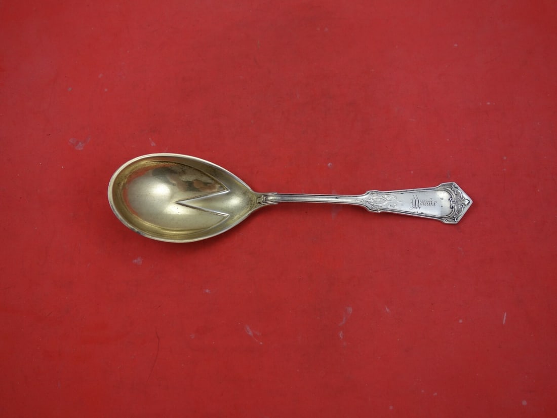 Wood & Hughes Humboldt Sterling Silver Berry Spoon 7 3/4": Wood & Hughes Humboldt Sterling Silver Berry Spoon 7 3/4" This exquisite Humboldt berry spoon, crafted by Wood & Hughes, showcases a stunning design within its bowl. Made from high-quality sterling si