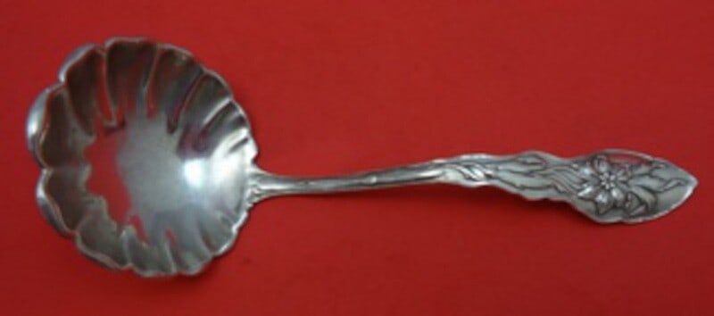 Unger Narcissus Sterling Silver Gold Wash Fluted Gravy Ladle 6 1/4 Inch: Unger Narcissus Sterling Silver Gold Wash Fluted Gravy Ladle 6 1/4 Inch Sterling silver gravy ladle in the Narcissus pattern by Unger, measuring 6 1/4 inches. Features a gold wash finish with a fluted