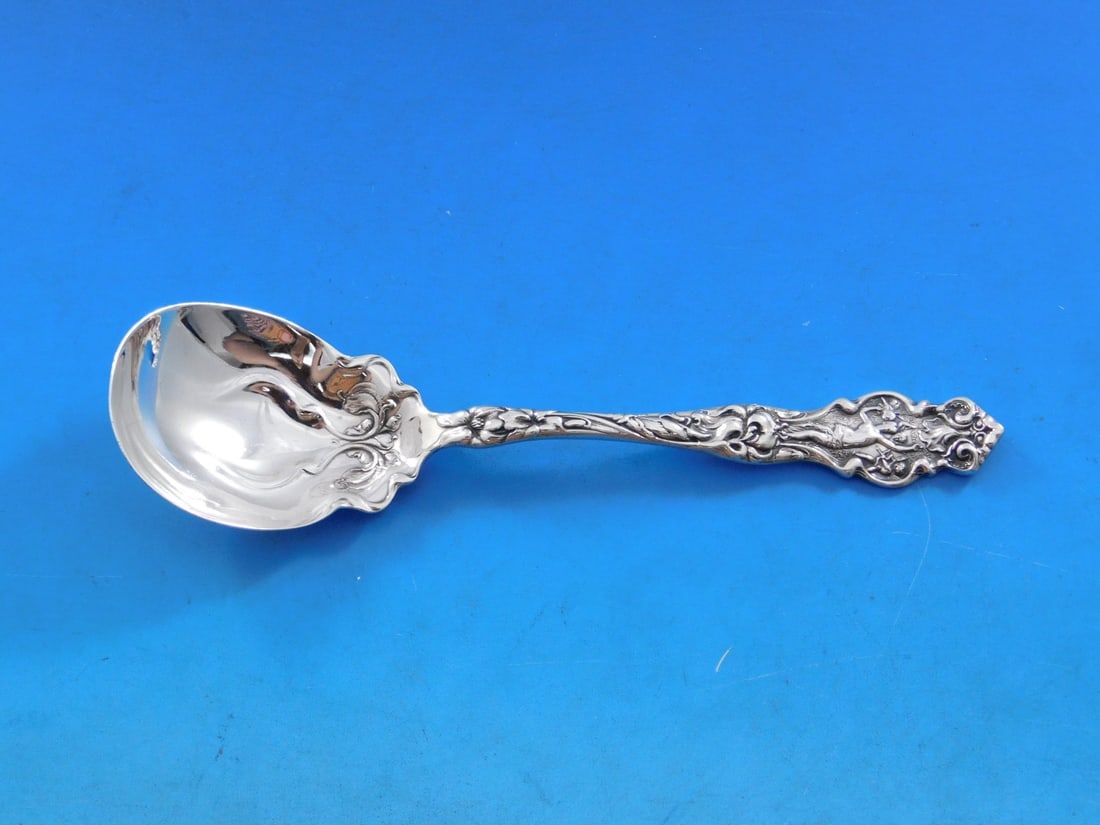 Wallace Irian Sterling Silver Art Nouveau Sugar Spoon 6 1/8": Wallace Irian Sterling Silver Art Nouveau Sugar Spoon 6 1/8" This exquisite sugar spoon is part of the Irian pattern by Wallace, showcasing the elegance of Art Nouveau design. Crafted from high-qualit