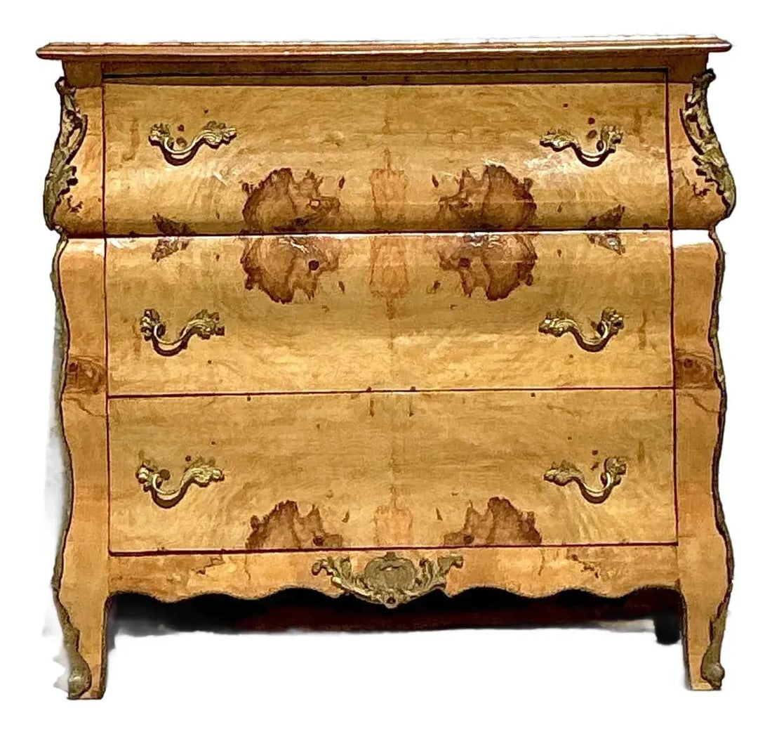 Vintage Boho Chest of Drawers in Burl Wood and Ormolu: Vintage Boho Chest of Drawers in Burl Wood and Ormolu Discover the opulent beauty of this vintage chest of drawers, which masterfully blends luxurious materials with a classic design. Crafted from exq