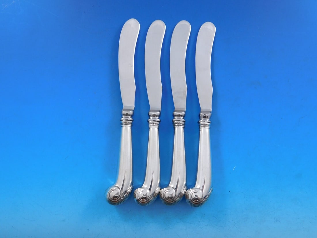 Set of 4 Stieff Williamsburg Shell Sterling Butter Spreaders 6 7/8: Set of 4 Stieff Williamsburg Shell Sterling Butter Spreaders 6 7/8 A set of 4 butter spreaders in the Williamsburg Shell pattern by Stieff, made of sterling silver with stainless blades. These hollow 