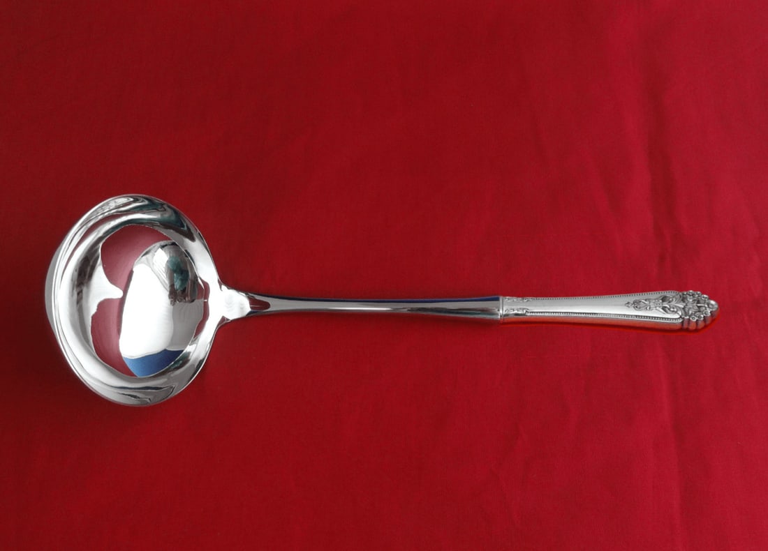 International Sterling Silver Queen's Lace Soup Ladle Custom 10 1/2": International Sterling Silver Queen's Lace Soup Ladle Custom 10 1/2" Elevate your dining experience with this exquisite Queen's Lace Soup Ladle by International Sterling. Crafted from high-quality ste