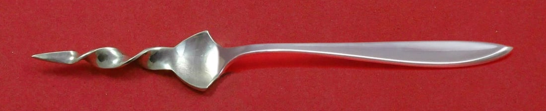 Custom Twisted Butter Pick 5 3/4 in Sterling Silver Gorham Esprit: Custom Twisted Butter Pick 5 3/4 in Sterling Silver Gorham Esprit A custom made butter pick in the Esprit pattern by Gorham, crafted in sterling silver. This post-1940 serving piece measures 5 3/4 inc