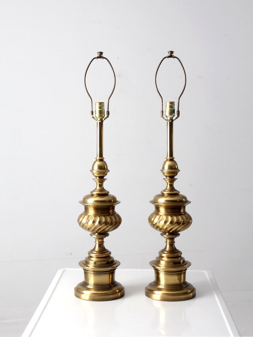 Mid 20th Century Vintage Brass Table Lamps Pair Hollywood Regency Style: Mid 20th Century Vintage Brass Table Lamps Pair Hollywood Regency Style This exquisite pair of mid 20th century vintage brass table lamps features a striking Hollywood Regency design, characterized by