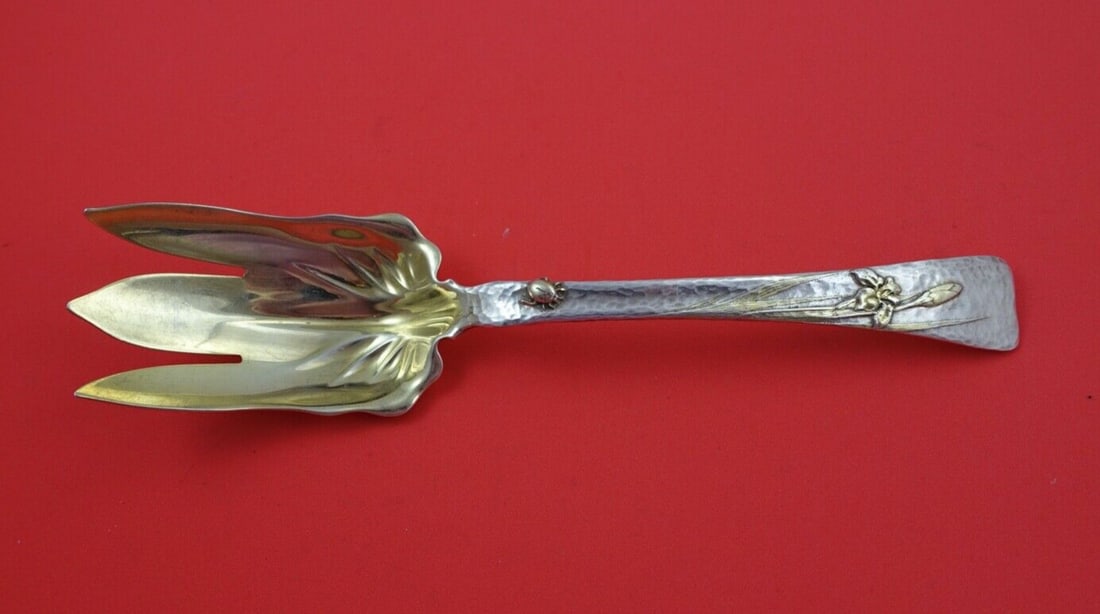 Tiffany & Co Sterling Silver Salad Serving Fork Lap Over Edge Mixed Metals 9 1/8": Tiffany & Co Sterling Silver Salad Serving Fork Lap Over Edge Mixed Metals 9 1/8" Presenting a stunning sterling silver salad serving fork from Tiffany & Co., featuring the distinctive Lap Over Edge M