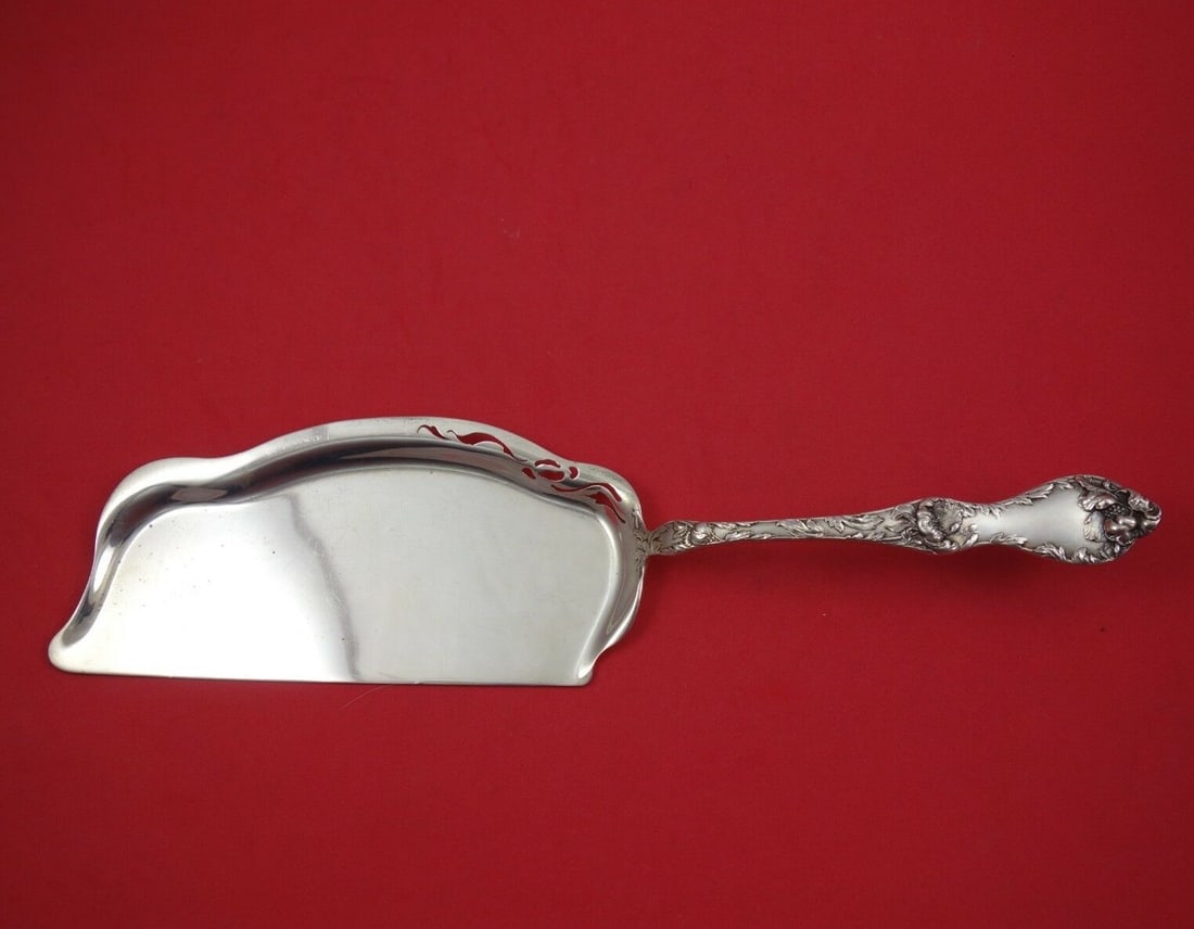 Reed and Barton Les Cinq Fleurs Sterling Silver Crumber 12.5 Inch: Reed and Barton Les Cinq Fleurs Sterling Silver Crumber 12.5 Inch Presenting the exquisite Les Cinq Fleurs crumber by Reed and Barton, crafted from sterling silver. This stunning piece features a pier