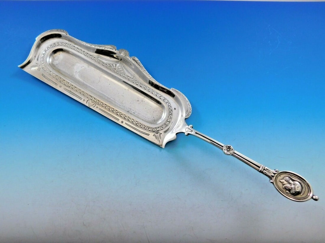 Wendt Medallion Sterling Silver Crumber 13 1/4 Recessed Center: Wendt Medallion Sterling Silver Crumber 13 1/4 Recessed Center An extraordinary serving crumber in the Medallion pattern by Wendt, crafted in sterling silver and measuring 13 1/4 inches long. It featu