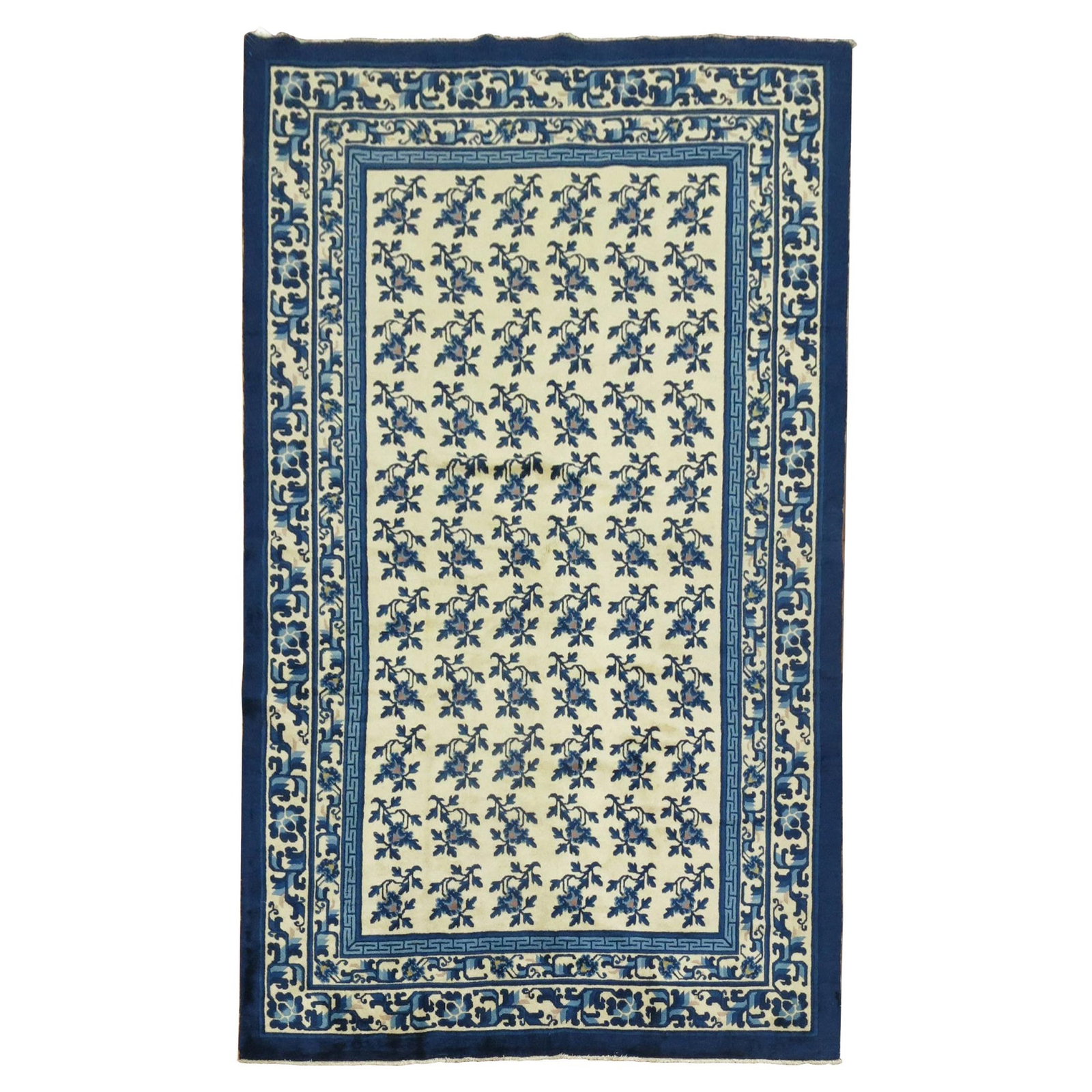 20th Century Chinese Export Wool Hand Woven Floral Rug 5'1 x 8'1: 20th Century Chinese Export Wool Hand Woven Floral Rug 5'1 x 8'1 This vintage Chinese rug from the early 20th century features a floral design in creamy white and blue tones. Hand-woven from wool, it 