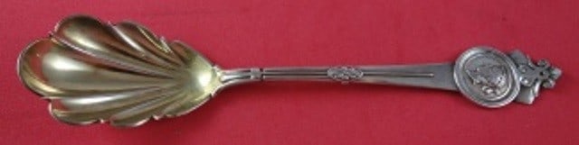 Gorham Medallion Sterling Silver Gold Washed Sugar Spoon 6 3/4": Gorham Medallion Sterling Silver Gold Washed Sugar Spoon 6 3/4" This exquisite sugar spoon from the renowned Gorham brand features a stunning Medallion pattern. Crafted from high-quality sterling silv