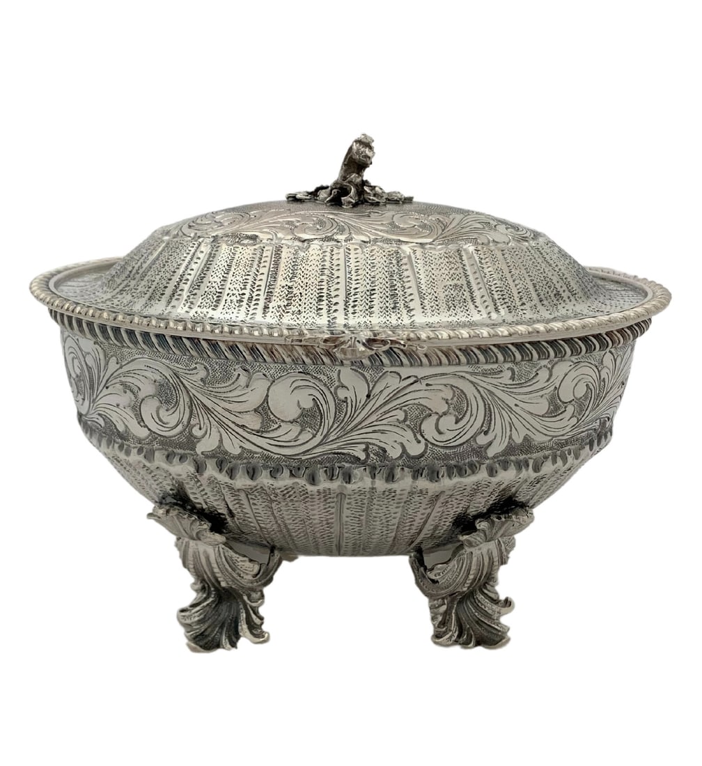 Italian 925 Sterling Silver Handmade Esrog Box with Leaf Applique: Italian 925 Sterling Silver Handmade Esrog Box with Leaf Applique This exquisite Fine Italian 925 Sterling Silver handmade chased swirl leaf applique Esrog box is a stunning piece of craftsmanship. Th