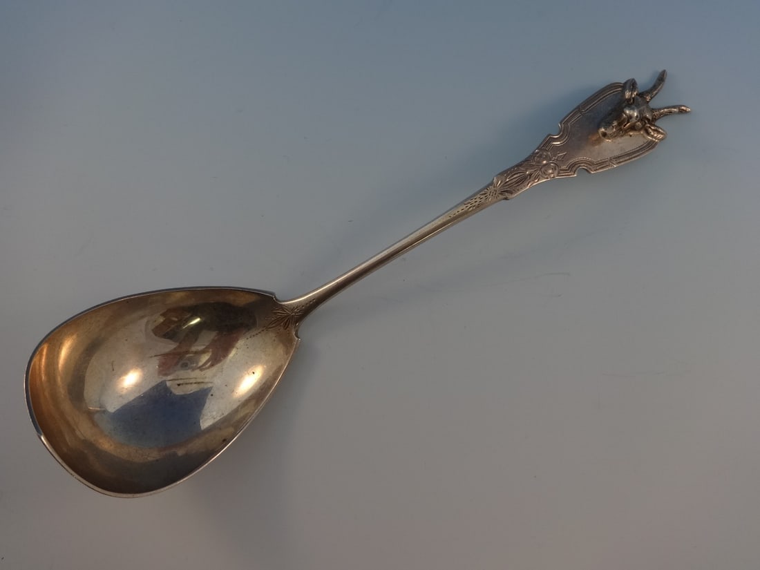 Albert Coles Saxon Stag Sterling Silver Gravy Ladle 8 1/2 Natural Deer Motif: Albert Coles Saxon Stag Sterling Silver Gravy Ladle 8 1/2 Natural Deer Motif Presenting the exquisite Saxon Stag Gravy Ladle crafted by Albert Coles, measuring 8 1/2 inches. This stunning piece dates 