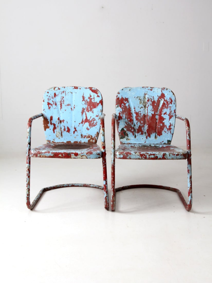 Vintage Mid-Century Shott Patio Chairs Pair in Aged Blue: Vintage Mid-Century Shott Patio Chairs Pair in Aged Blue This pair of mid-century patio chairs showcases a classic Shott style design, featuring a sturdy metal frame with a bouncer structure and elega