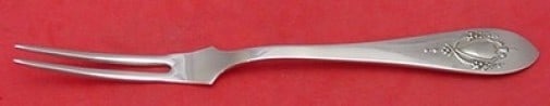 Lunt Sterling Silver Mount Vernon Custom Spinach Fork 7 1/4": Lunt Sterling Silver Mount Vernon Custom Spinach Fork 7 1/4" This exquisite serving fork is part of the Mount Vernon pattern by Lunt, crafted from high-quality sterling silver. Measuring 7 1/4 inches,