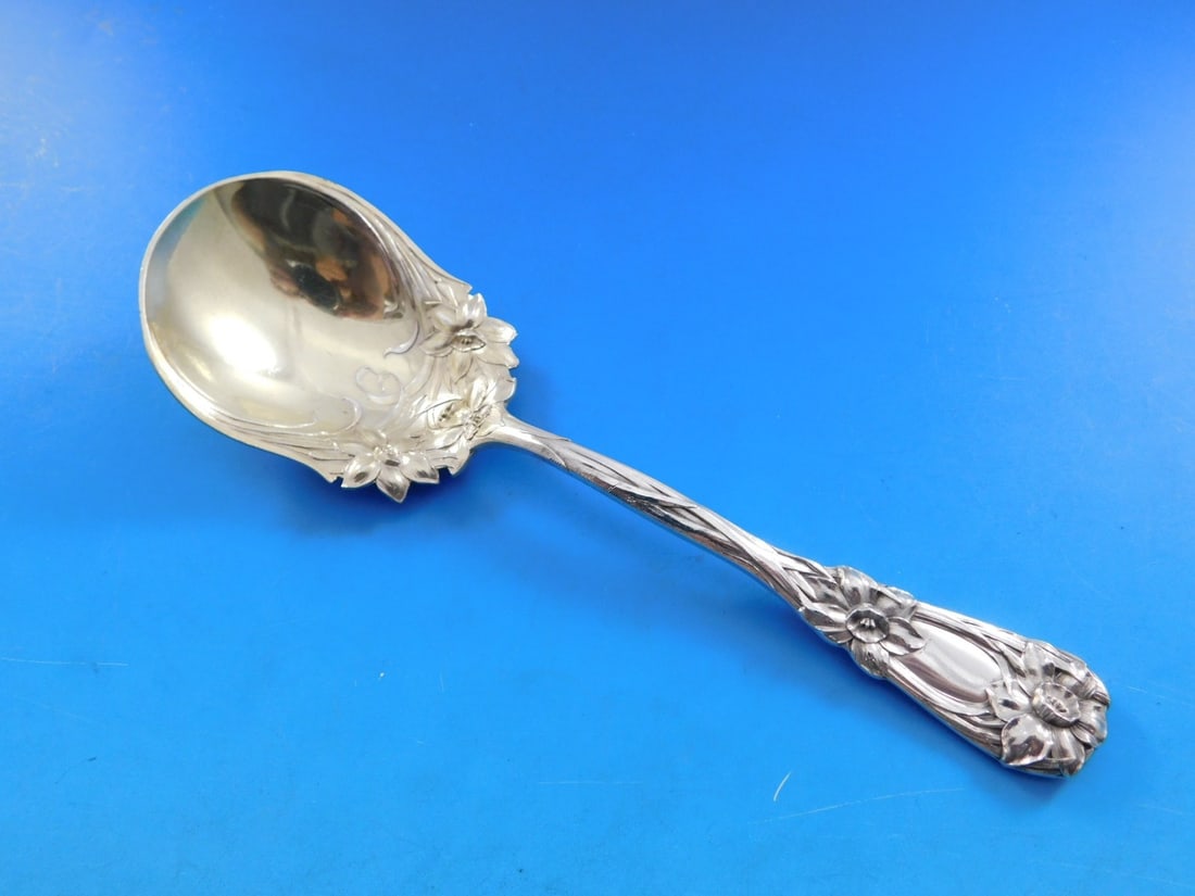 Durgin Sterling Silver Sugar Spoon New Art Narcissus-Daffodils 6.5": Durgin Sterling Silver Sugar Spoon New Art Narcissus-Daffodils 6.5" This exquisite sugar spoon from Durgin features the elegant "New Art" pattern, embodying the Art Nouveau style. Crafted from high-qu