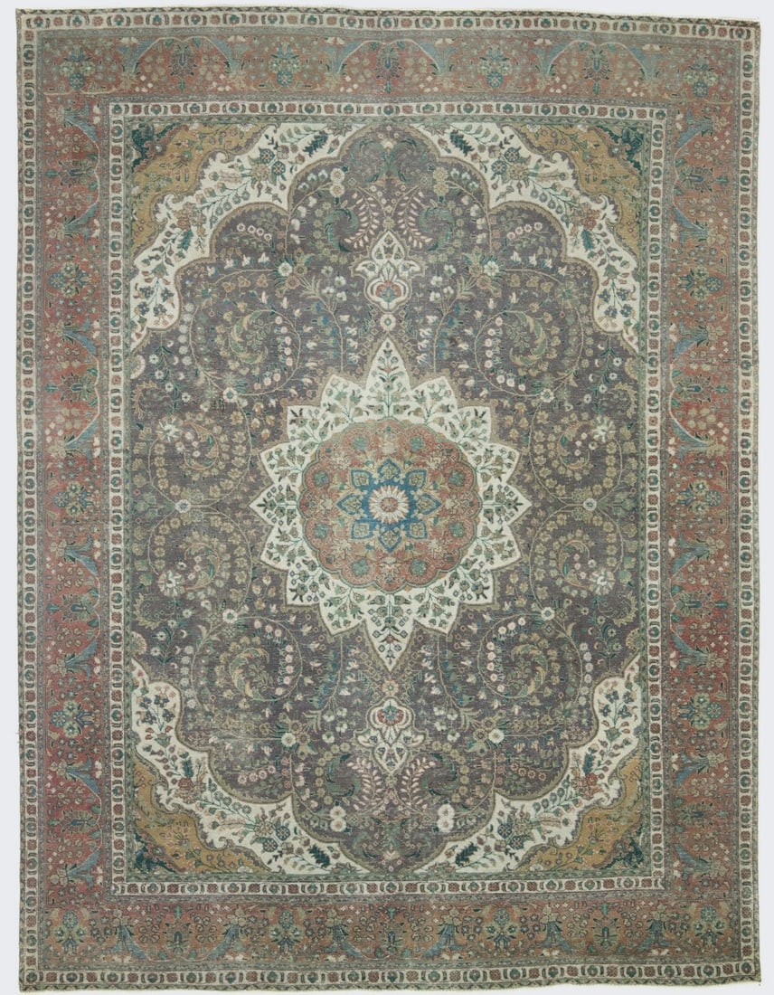 Vintage Hand-Knotted Wool Floral Oriental Rug 9'7 x 12'10: Vintage Hand-Knotted Wool Floral Oriental Rug 9'7 x 12'10 Enhance your living space with this stunning vintage Oriental rug, featuring a floral design that complements various decors. Measuring 9'7" x