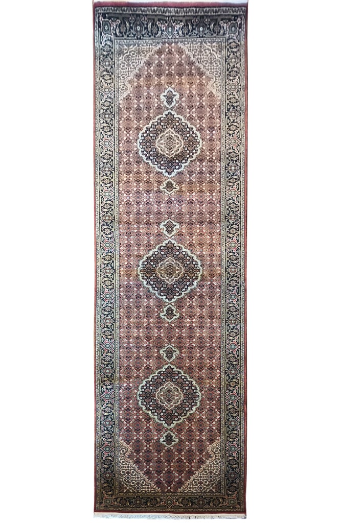 Handmade 2.7 x 9.8 Quality Wool Silk Mahi Rug India: Handmade 2.7 x 9.8 Quality Wool Silk Mahi Rug India Free continental US Shipping Transform your living space with this exquisite 2.7 x 9.8-foot Quality Wool and Silk Mahi Rug. Handcrafted with precisi