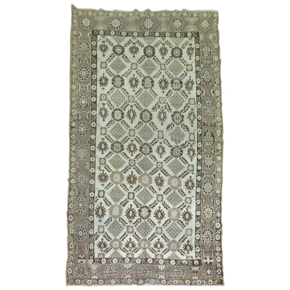 Vintage Turkish Oushak Wool Rug Ivory Brown 5'8 x 10': Vintage Turkish Oushak Wool Rug Ivory Brown 5'8 x 10' This vintage mid-20th century Turkish Anatolian rug features a hand-knotted design with a repeating geometric motif in clear ivory and brown tones