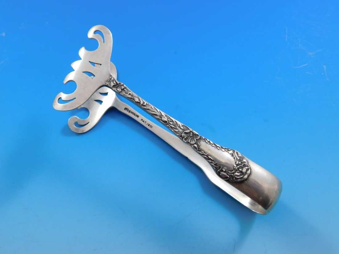 Gorham Poppy individual asparagus tong in sterling silver 4 1/4 Antique: Gorham Poppy individual asparagus tong in sterling silver 4 1/4 Antique Sterling silver individual asparagus tong in the Poppy pattern by Gorham. Dated to the 1900-1940 period and made in the United S