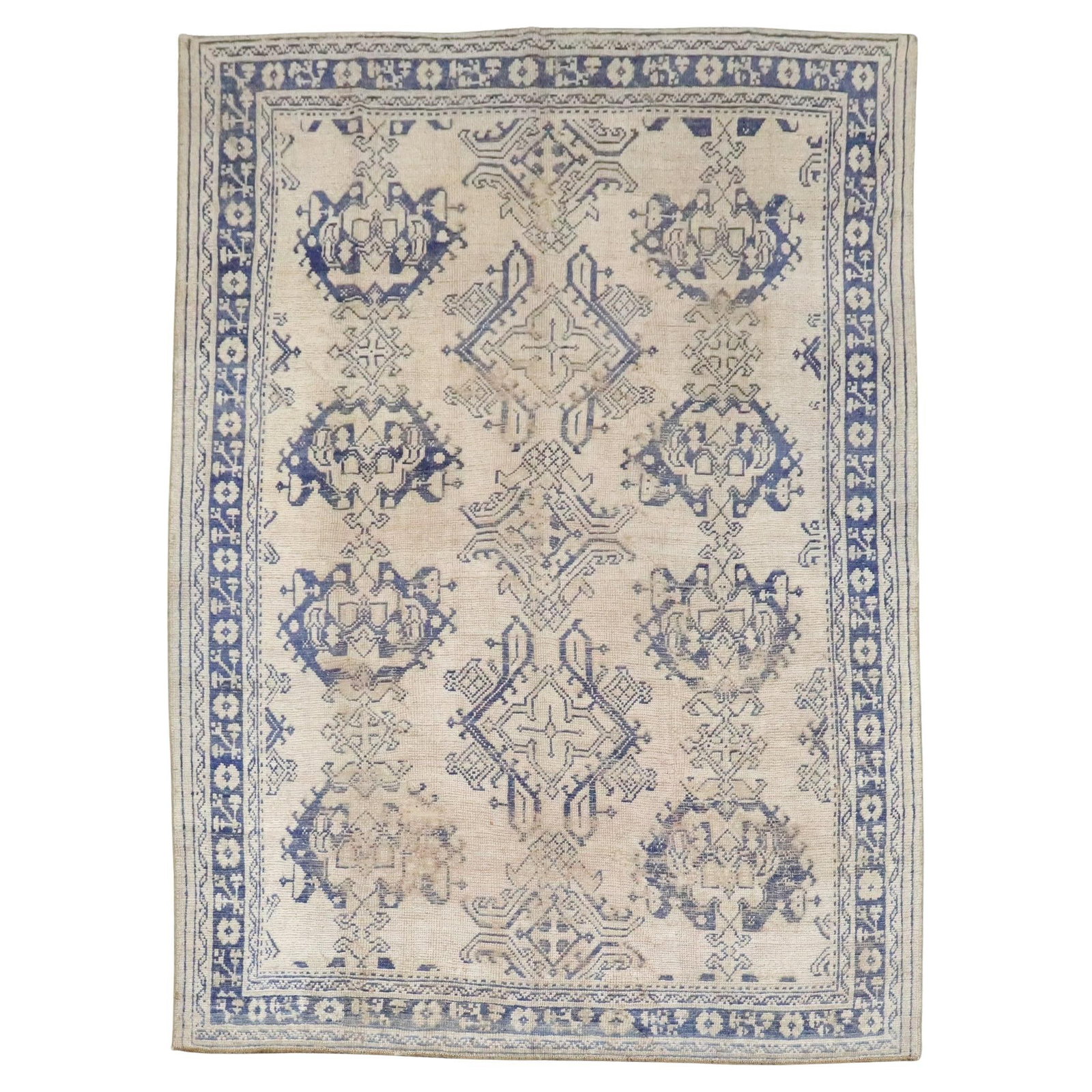 Antique Turkish Oushak Rug Early 20th Century 85 x 115 in: Antique Turkish Oushak Rug Early 20th Century 85 x 115 in Discover the exquisite beauty of this Antique Turkish Oushak Rug, a stunning piece that adds elegance to any space. Hand-knotted from high-qua