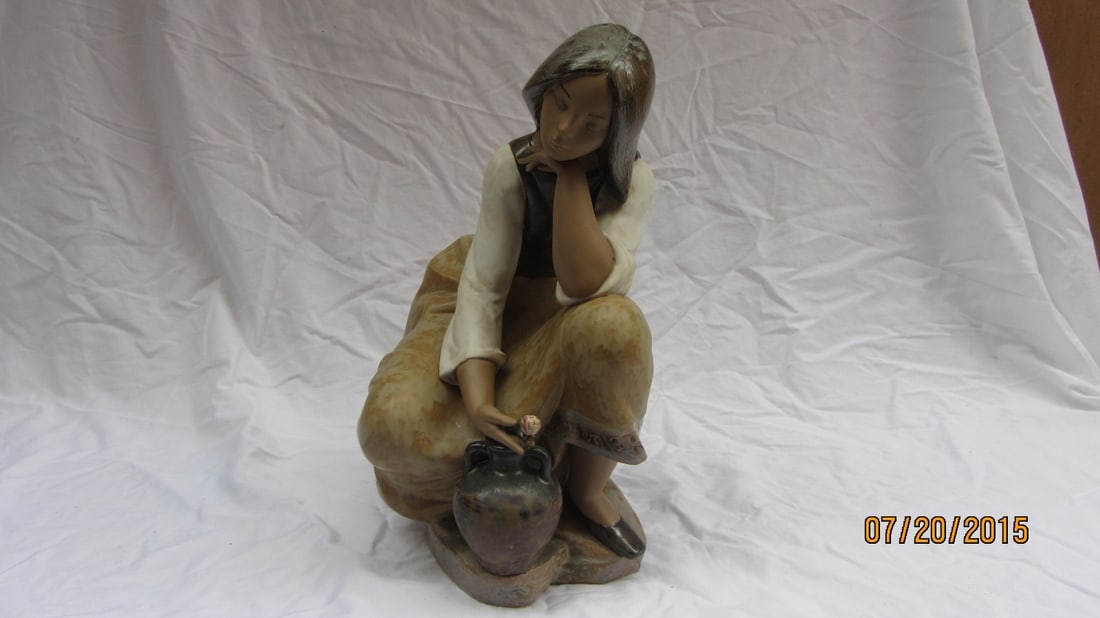 Lladro Hand Painted Porcelain Figurine Young Girl with Jar 14 Inches: Lladro Hand Painted Porcelain Figurine Young Girl with Jar 14 Inches This exquisite hand-painted porcelain figurine features a young girl gracefully seated with a jar, delicately holding a flower. Cra