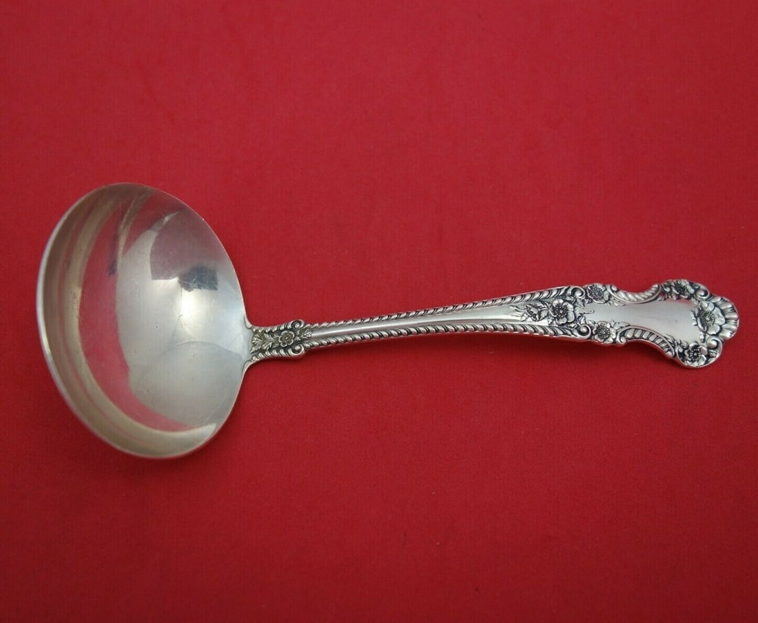 Durgin English Rose Sterling Silver Gravy Ladle 6 Vintage: Durgin English Rose Sterling Silver Gravy Ladle 6 Vintage This vintage gravy ladle features the elegant English Rose pattern by Durgin, crafted from high-quality sterling silver. Measuring 6 inches, t