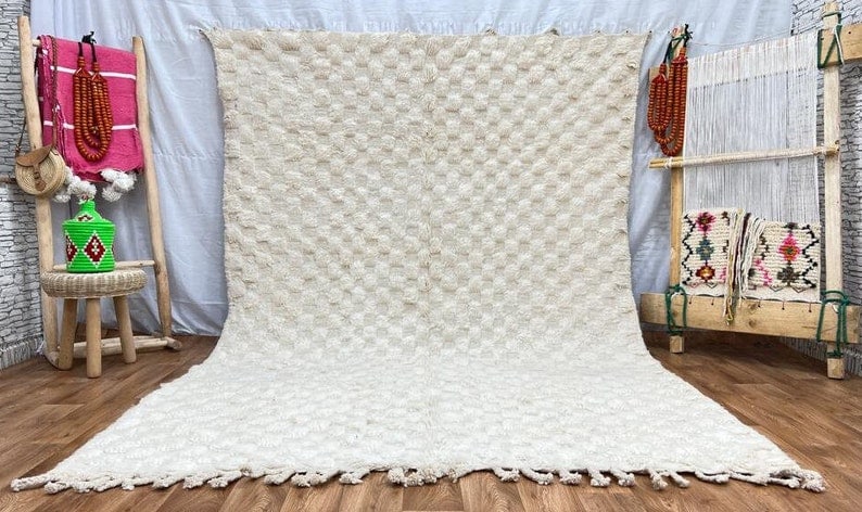 Handwoven Elegant White Engraved Rug 100% Sheep Wool Morocco: Handwoven Elegant White Engraved Rug 100% Sheep Wool Morocco Introducing the Soft Elegant White Engraved Rug, a beautifully handwoven piece crafted by local Berber women weavers in the Atlas Mountains