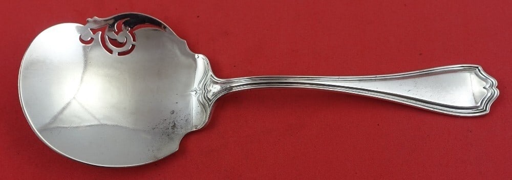 Reed and Barton Hepplewhite Sterling Silver 9 inch Tomato Server: Reed and Barton Hepplewhite Sterling Silver 9 inch Tomato Server This exquisite 9" tomato server is part of the Hepplewhite pattern by Reed & Barton, crafted from high-quality sterling silver. Dating 