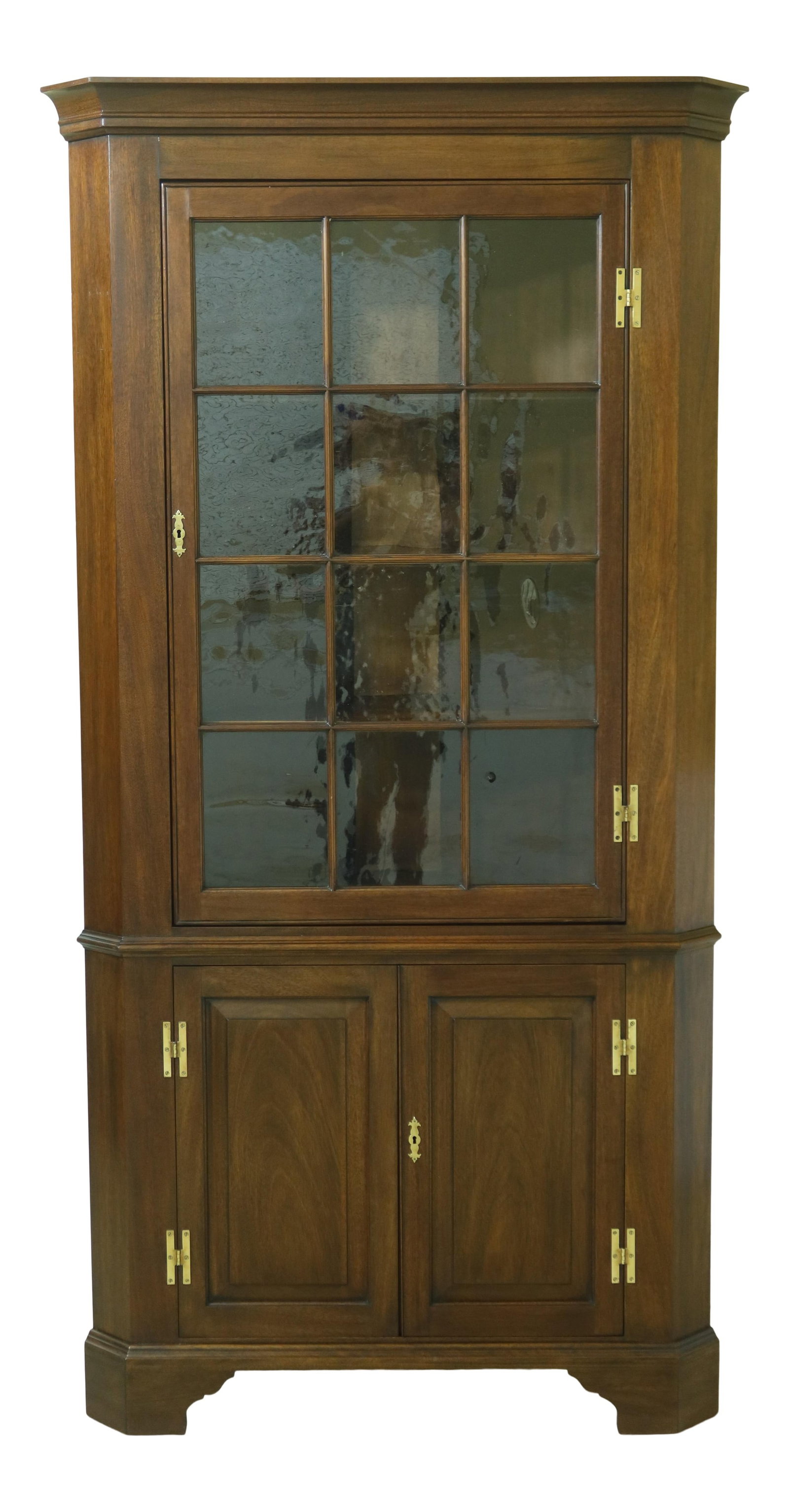 Henkel Harris Model 1114 Mahogany Corner Cabinet with Seeded Glass: Henkel Harris Model 1114 Mahogany Corner Cabinet with Seeded Glass This Henkel Harris Mahogany Corner Cabinet is a stunning piece that combines elegance and functionality. Crafted around 1974, this Mo