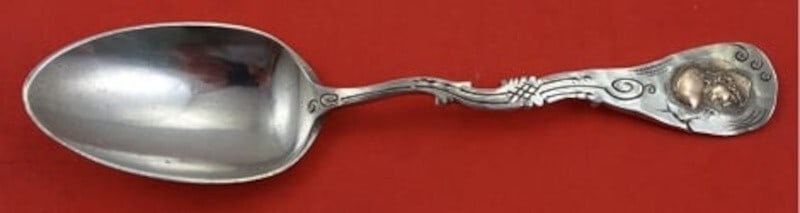 Shiebler Medallion Etruscan Sterling Silver Teaspoon with Maiden Gold: Shiebler Medallion Etruscan Sterling Silver Teaspoon with Maiden Gold This exquisite teaspoon features the Medallion pattern, also known as Etruscan or Homeric, crafted by renowned maker Shiebler. The