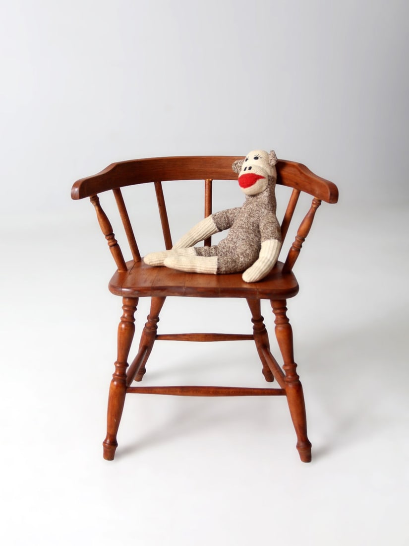 Early American Style Children's Windsor Chair with Turned Legs: Early American Style Children's Windsor Chair with Turned Legs This vintage Windsor child's chair features classic Early American design with a continuous curved crest rail, evenly spaced spindles, a 