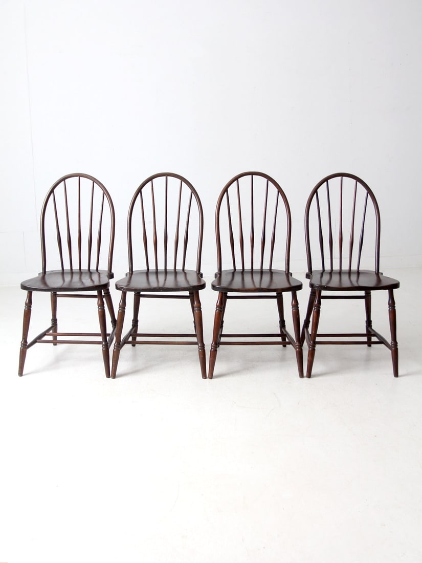 Set of 4 Antique Windsor Dining Chairs by Phoenix Chair Co: Set of 4 Antique Windsor Dining Chairs by Phoenix Chair Co This exquisite set of four early 20th century Windsor dining chairs, crafted by the Phoenix Chair Company of Sheboygan, Wisconsin, showcases 