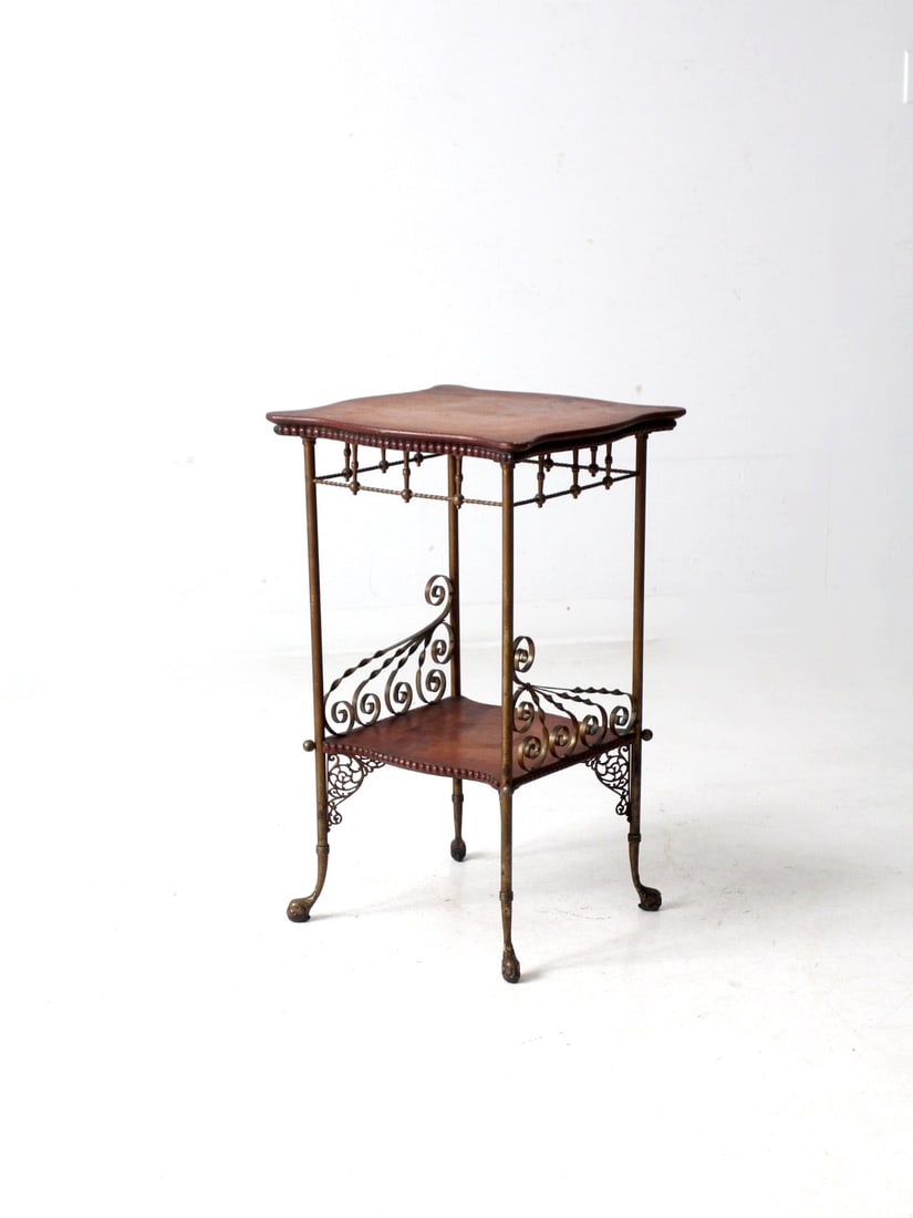 Victorian Antique Side Table Wood Brass Scalloped Top: Victorian Antique Side Table Wood Brass Scalloped Top This antique Victorian side table showcases exquisite craftsmanship from the Victorian era. Made of wood with a decorative brass frame, it feature