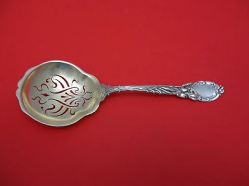 Reed & Barton La Parisienne Sterling Silver Pierced Pea Spoon 9 1/8: Reed & Barton La Parisienne Sterling Silver Pierced Pea Spoon 9 1/8 Discover the elegance of the La Parisienne pattern by Reed & Barton with this exquisite sterling silver pea spoon. This serving spoo