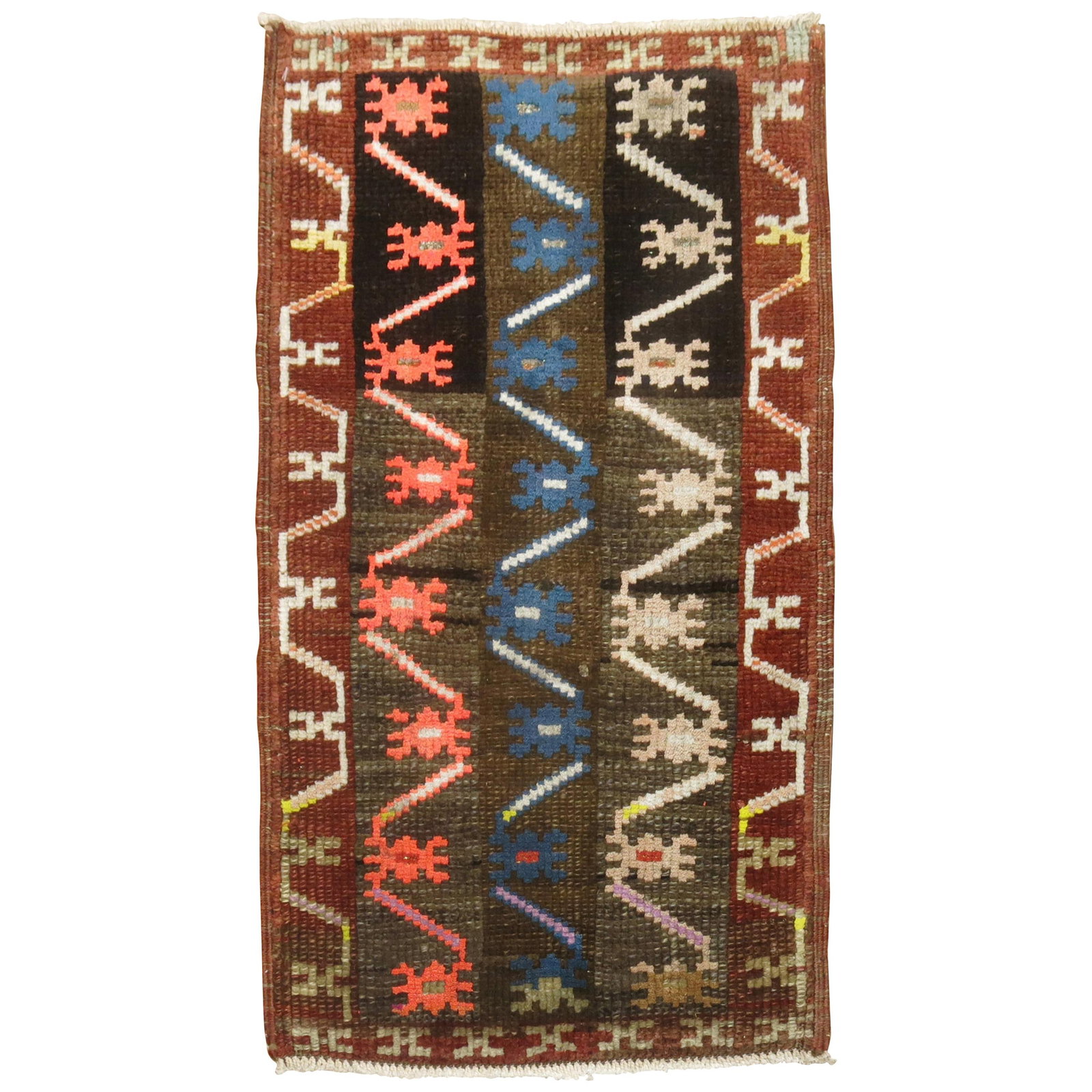Mid Century Turkish Konya Wool Hand Woven Rug 19 x 31 in: Mid Century Turkish Konya Wool Hand Woven Rug 19 x 31 in This Turkish Konya mat is a hand-woven wool rug from Turkey, showcasing a Mid-Century Modern style. Originating from the Anatolian region, it f