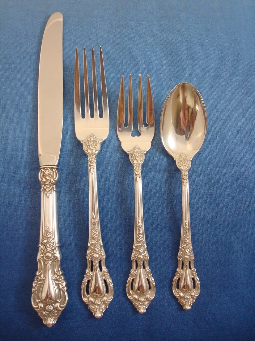 Lunt Eloquence Vintage Sterling Silver 4-Pc Place Setting: Lunt Eloquence Vintage Sterling Silver 4-Pc Place Setting The Eloquence by Lunt collection showcases exquisite sterling silverware that embodies taste and tradition. First introduced in 1952, this vin