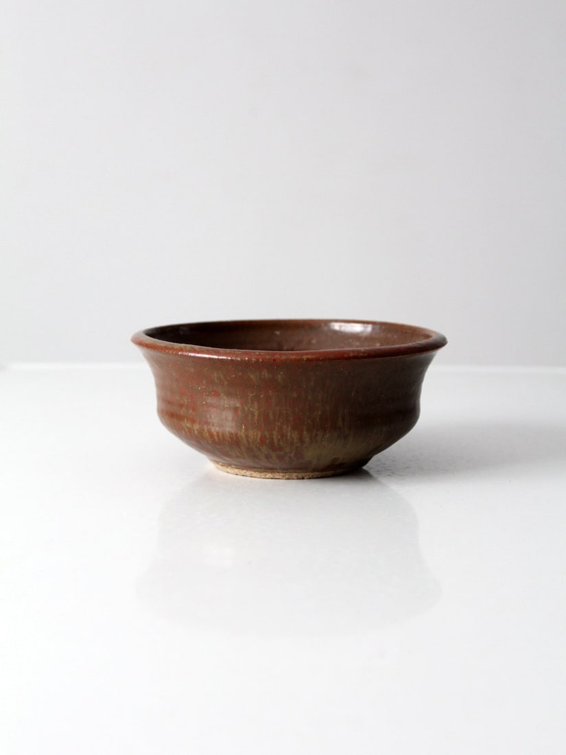 Signed Vintage Studio Pottery Bowl with Red Mustard Glaze: Signed Vintage Studio Pottery Bowl with Red Mustard Glaze Discover this exquisite vintage studio pottery bowl, showcasing a unique hand-crafted design. The bowl features a ridged body adorned with an 