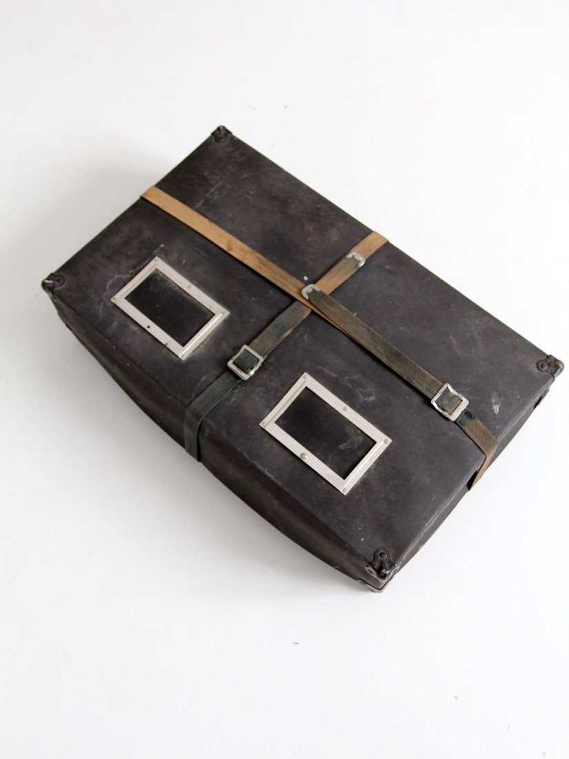 Early 20th Century Vintage Laundry Mailing Box with Metal Corners: Early 20th Century Vintage Laundry Mailing Box with Metal Corners Discover a unique piece of history with this vintage laundry mailing box, dating back to the early 20th century. Crafted from durable 