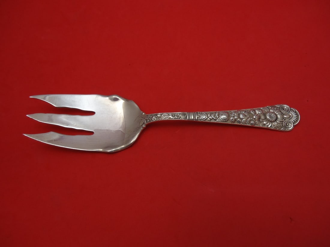 Gorham Cluny Sterling Silver Serving Fork Scalloped Tines 9 1/8: Gorham Cluny Sterling Silver Serving Fork Scalloped Tines 9 1/8 This exquisite serving fork is a stunning piece from the Cluny pattern by Gorham, crafted from high-quality sterling silver. Featuring e